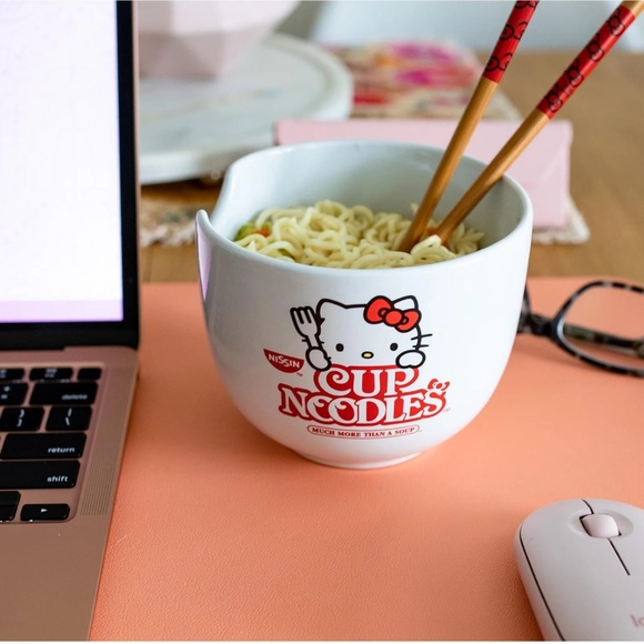 Hello Kitty Cup Noodle Japanese Dinnerware Set | 20-Ounce Ramen Bowl, Chopsticks - Picture 4 of 6
